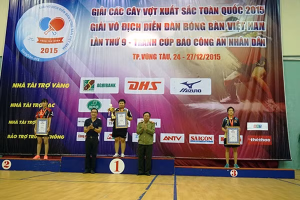 Thiếu tướng Thiếu tướng Mai Văn Hà – Phó Tổng cục trưởng Tổng cục Chính trị CAND và ông Lâm Tấn Lợi - Giám đốc Công ty Duy Lợi trao giải nội dung đơn Nữ các cây vợt xuất sắc toàn quốc.