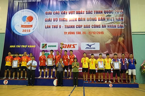 Ban tổ chức trao giải đồng đội hạng D cho các đội.