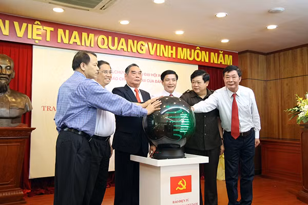 Đồng chí Lê Hồng Anh (thứ 3 từ trái sang) cùng nhấn nút khai trương.