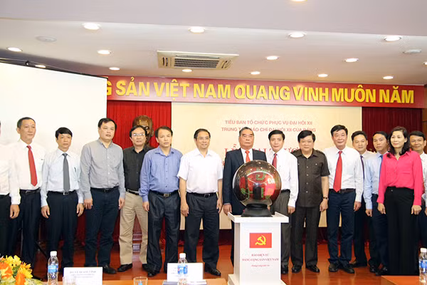 Đại biểu tham gia buổi lễ.
