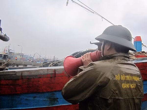Bộ đội Biên phòng Quảng Ngãi kêu gọi, hướng dẫn tàu thuyền vào nơi neo trú an toàn. Bộ đội Biên phòng Quảng Ngãi kêu gọi, hướng dẫn tàu thuyền vào nơi neo trú an toàn.