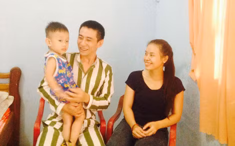 Phạm nhân Phan Quý Dũng hạnh phúc bên vợ, con. Phạm nhân Phan Quý Dũng hạnh phúc bên vợ, con.