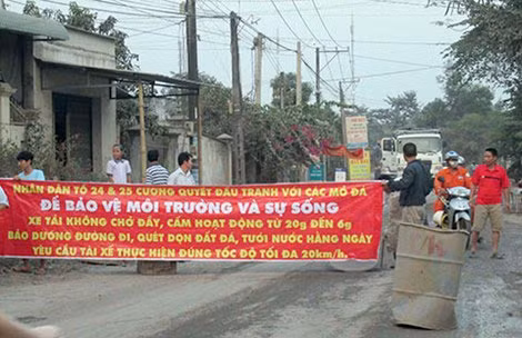 Nay người dân lập rào chắn, giăng băng rôn cấm xe tải chở đá.