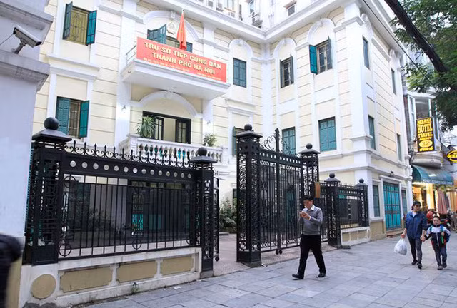 Người đến trụ sở tiếp công dân TP sẽ không được tuỳ tiện ghi âm, ghi hình và quay phim. Người đến trụ sở tiếp công dân TP sẽ không được tuỳ tiện ghi âm, ghi hình và quay phim.