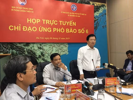 Phó Thủ tướng Trịnh Đình Dũng chỉ đạo tại cuộc họp.