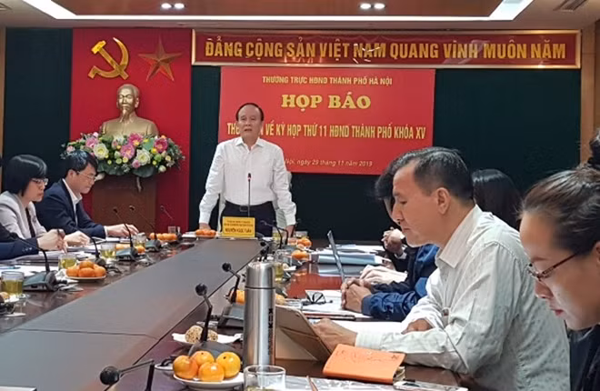 Phó Chủ tịch Thường trực HĐND TP Hà Nội Nguyễn Ngọc Tuấn trả lời các câu hỏi của phóng viên.