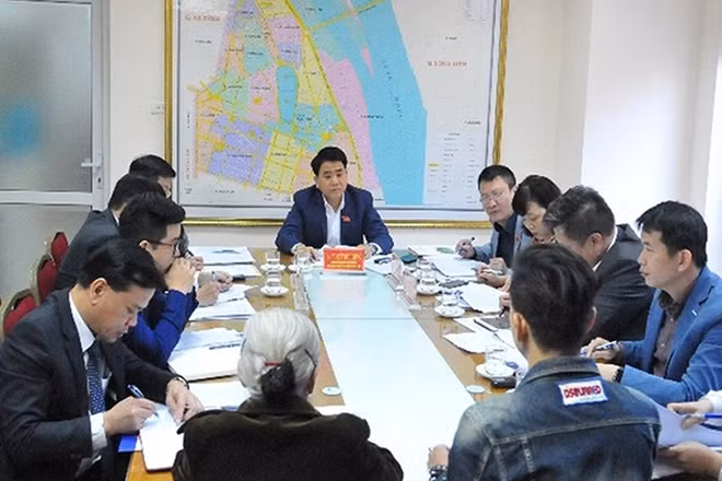 Trước đó, Hà Nội ban hành quy định công dân "không quay phim, chụp ảnh, ghi âm khi chưa có sự đồng ý của người tiếp công dân" gây tranh luận nhiều chiều.