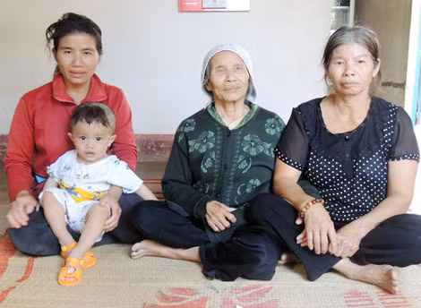 Mẹ con cụ Xuyến người câm điếc, người thần kinh. Mẹ con cụ Xuyến người câm điếc, người thần kinh.