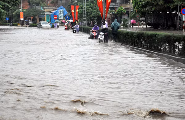 QL18 đoạn qua phường Hà Tu bị ngập sâu.