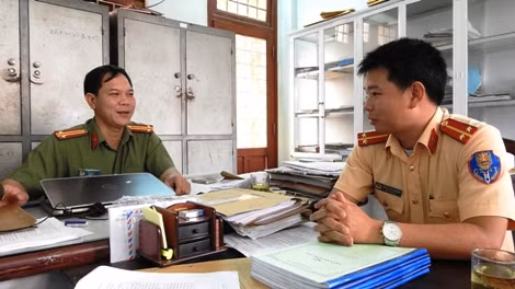 Trung úy Trần Quang Hải báo cáo công việc với lãnh đạo đơn vị. Trung úy Trần Quang Hải báo cáo công việc với lãnh đạo đơn vị.