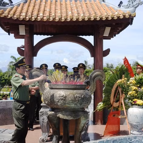 Đoàn công tác Bộ Công an dâng hương tại các Nghĩa trang liệt sĩ Quốc gia Trường Sơn, Quốc gia Đường 9 và Di tích Quốc gia đặc biệt Thành cổ Quảng Trị.