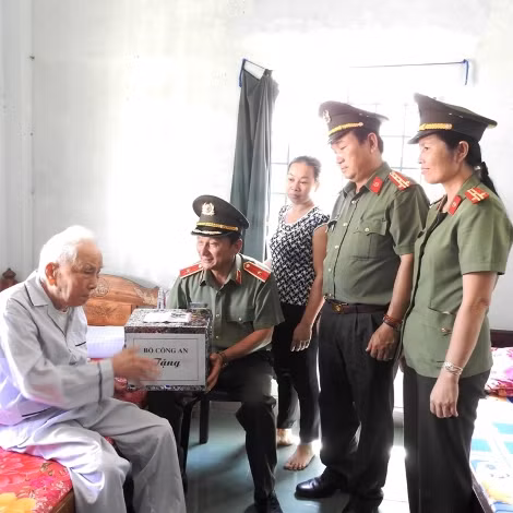Tặng quà của Bộ Công an cho thân nhân liệt sĩ CAND Phan Văn Đán và cụ Trần Hiếu, cán bộ tiền khởi nghĩa.