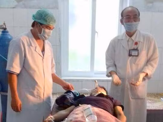 Cứu sống một bệnh nhân bị máy cắt cỏ cắt lìa khí quản