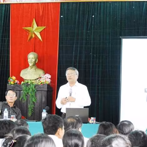 Ông Nguyễn Trường Khoa trả lời dân.