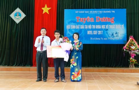 Quảng Trị tuyên dương học sinh chế tạo cánh tay robot cho người khuyết tật