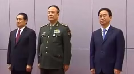 Từ trái sang: Chu Vĩnh Khang, Quách Bá Hùng và Lệnh Kế Hoạch tại lễ mừng phóng thành công tàu vũ trụ Thần Châu 7 có người lái.