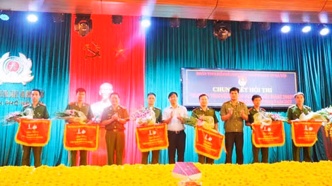 Thiếu tướng Nguyễn Đức Nghi và đại biểu trao hoa và cờ lưu niệm cho các thí sinh.
