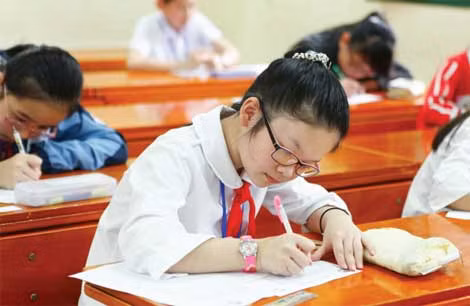 Thi cử tạo áp lực không nhỏ với lứa tuổi tiểu học. Ảnh: CTV