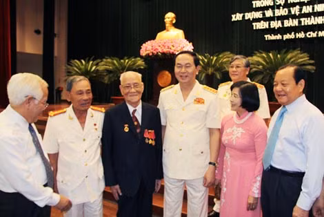 Bộ trưởng Trần Đại Quang cùng lãnh đạo TP HCM thăm hỏi các đồng chí lão thành cách mạng.