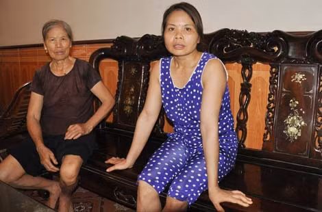 Mẹ anh Hưng kể lại những ngày đầu phát hiện con mắc bệnh quái lạ.