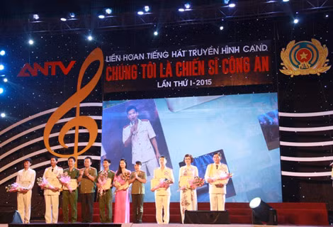 Thiếu tướng Trần Ngọc Khánh – Giám đốc Công an tỉnh Khánh Hòa và Đại tá, Phó giám đốc Nguyễn Khắc Cường rao giải B, C và khuyến khích cho các thể loại.