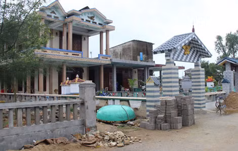Nhờ lợi nhuận từ nghề đi biển nên không ít ngư dân ở Đông Hải đã xây dựng được nhà cửa khang trang. Nhờ lợi nhuận từ nghề đi biển nên không ít ngư dân ở Đông Hải đã xây dựng được nhà cửa khang trang.