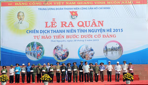 Các đồng chí lãnh đạo Trung ương Đoàn, lãnh đạo Tỉnh uỷ Thái Nguyên trao quà cho 20 gia đình cựu thanh niên xung phong.