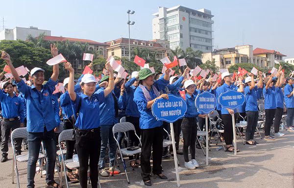 Đông đảo Đoàn viên thanh niên tham gia hưởng ứng Lễ ra quân.