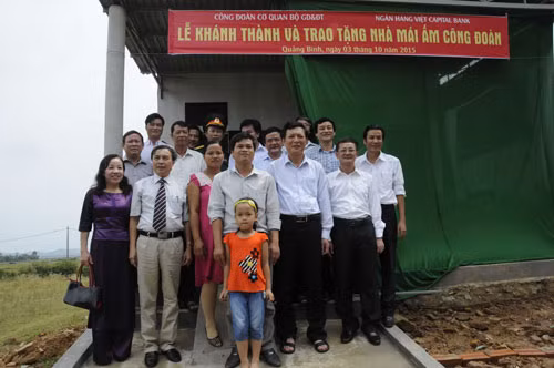 Bộ trưởng Phạm Vũ Luận cùng đoàn công tác của Bộ GD & ĐT tặng nhà cho thầy giáo Phùng Ngọc Chương