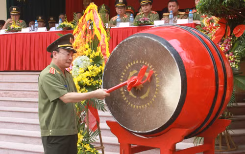 Thứ trưởng Bùi Quang Bền phát biểu tại và đánh trống khai giảng năm học mới Trường Đại học PCCC.