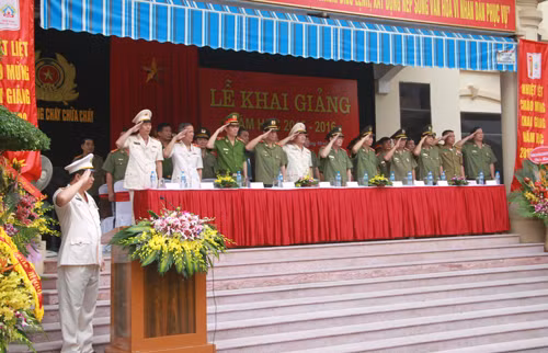 Thứ trưởng Bùi Quang Bền và các đại biểu duyệt Đội danh dự .