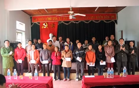 Công an tỉnh Nghệ An và Công an huyện Quỳ Châu trao quà Tết cho các hộ gia đình nghèo ở xã Châu Hoàn.