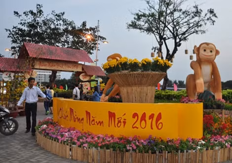 Linh vật năm Thân đón khách tham quan đường xuân.