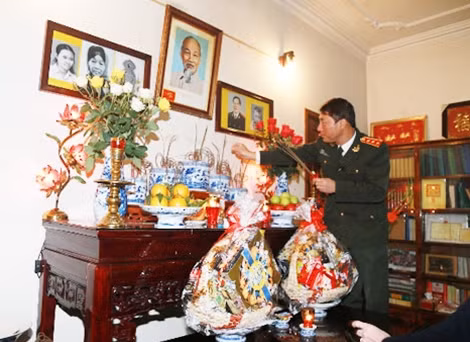 Thượng tướng Trần Việt Tân, Thứ trưởng Bộ Công an thắp hương tưởng nhớ cố Bộ trưởng Bộ Công an Lê Minh Hương.