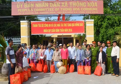 Thiếu tướng Nguyễn Thế Sang cùng đoàn công tác trao quà Tết cho bà con ở xã Thông Hòa, huyện Cầu Kè, Trà Vinh