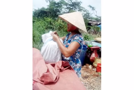 Nhiều người thương hoàn cảnh của bà cháu, thường cho gạo để bà nấu cơm bán.