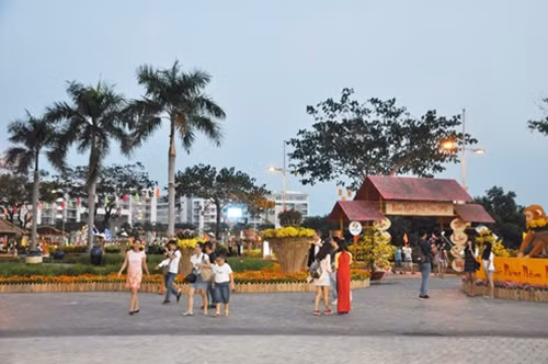 Khách du xuân thả hồn du ngoạn khắp vườn xuân.