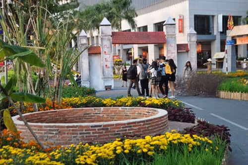 Cổng làng rộn ràng bước chân du khách.