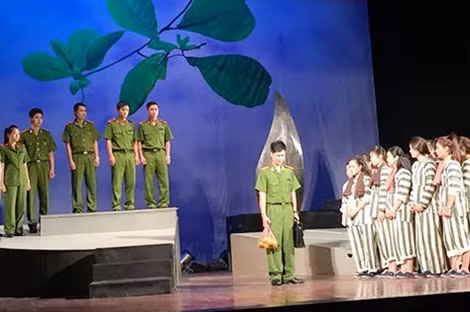 Cảnh trong vở “Không phải là vụ án” của Đoàn kịch CAND.