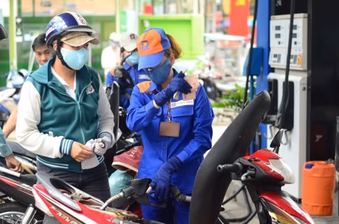 Đây là lần thứ ba liên tiếp giá xăng giảm.