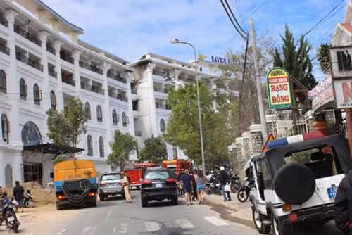 Lực lượng Cảnh sát đang tham gia chữa cháy và đảm bảo TTATGT.