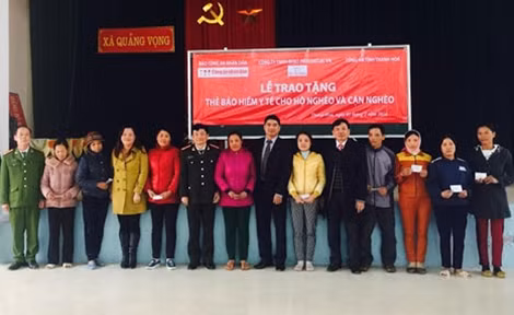 Báo CAND, Công ty Prudential, Công an tỉnh Thanh Hóa trao thẻ bảo hiểm y tế miễn phí cho các hộ gia đình tại xã Quảng Vọng