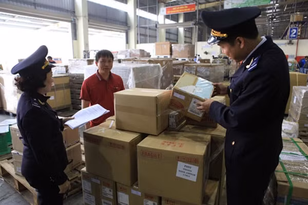 Chi cục Hải quan cửa khẩu sân bay quốc tế Nội Bài kiểm tra hàng hóa.