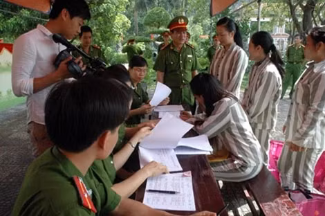 Lực lượng công an làm thủ tục trao quyết định đặc xá cho phạm nhân.