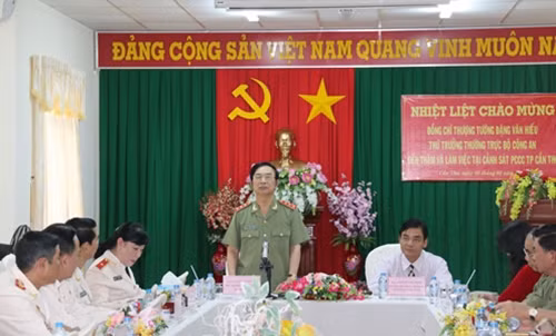 Thứ trưởng Thường trực Đặng Văn Hiếu phát biểu chỉ đạo tại buổi làm việc.