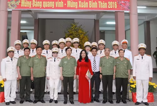 Thứ trưởng Thường trực Đặng Văn Hiếu và cán bộ chiến sĩ Cảnh sát PCCC Cần Thơ.