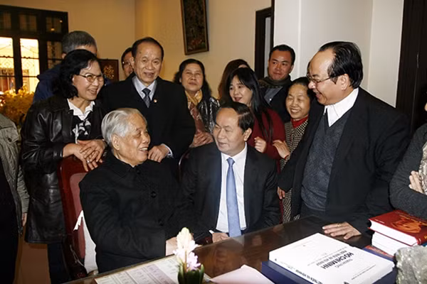 Bộ trưởng Trần Đại Quang thăm và chúc Tết nguyên Tổng Bí thư Đỗ Mười.