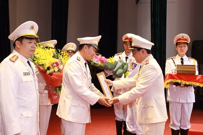 Thiếu tướng Đoàn Duy Khương trao quyết định bổ nhiệm các Trưởng phòng nghiệp vụ