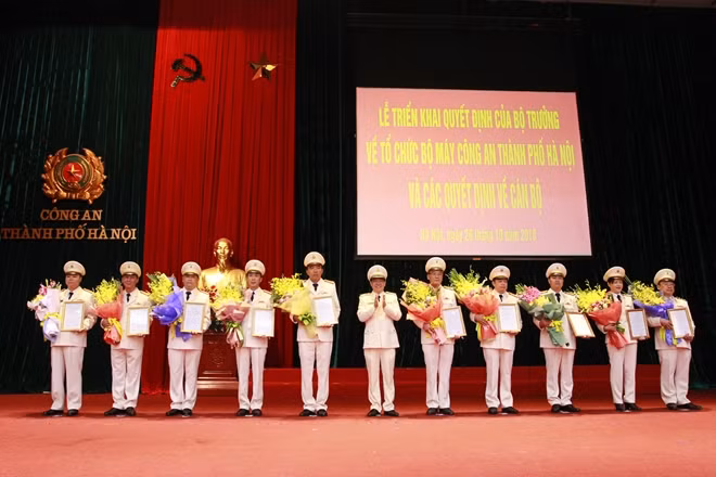 Thiếu tướng Đoàn Duy Khương trao hoa chúc mừng chỉ huy 10 phòng nghiệp vụ mới thành lập trên cơ sở hợp nhất, sáp nhập từ nhiều đơn vị