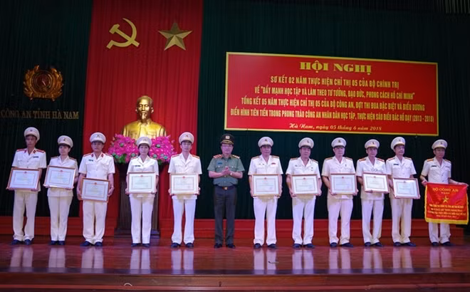Thứ trưởng Nguyễn Văn Thành trao Cờ thi đua và Bằng khen của Bộ Công an cho các tập thể, cá nhân có thành tích xuất sắc trong tổng kết 5 năm phong trào “CAND học tập, thực hiện Sáu điều Bác Hồ dạy”, giai đoạn 2013 - 2018